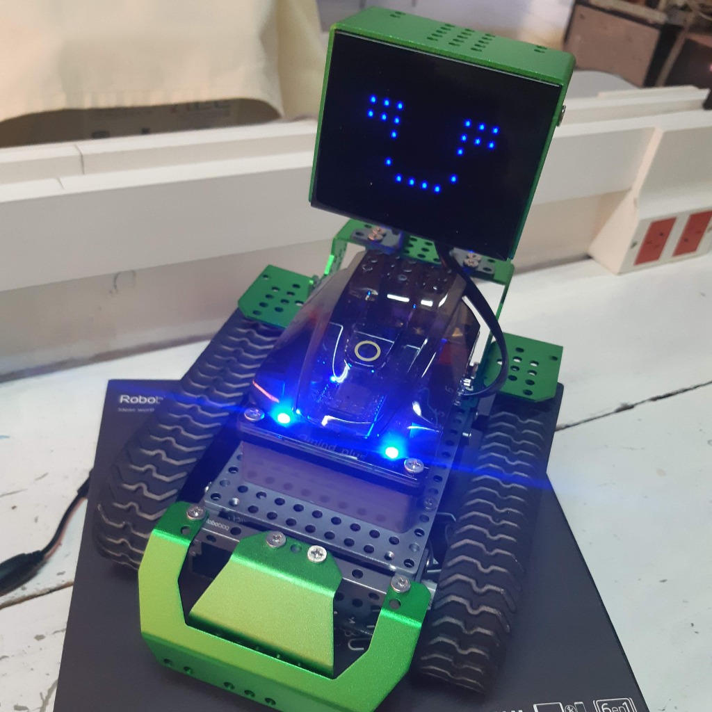 Robot educativo con matriz LED