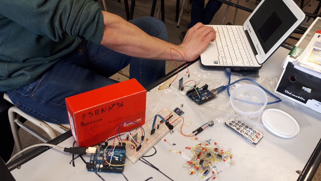 Estudiantes en taller de Arduino