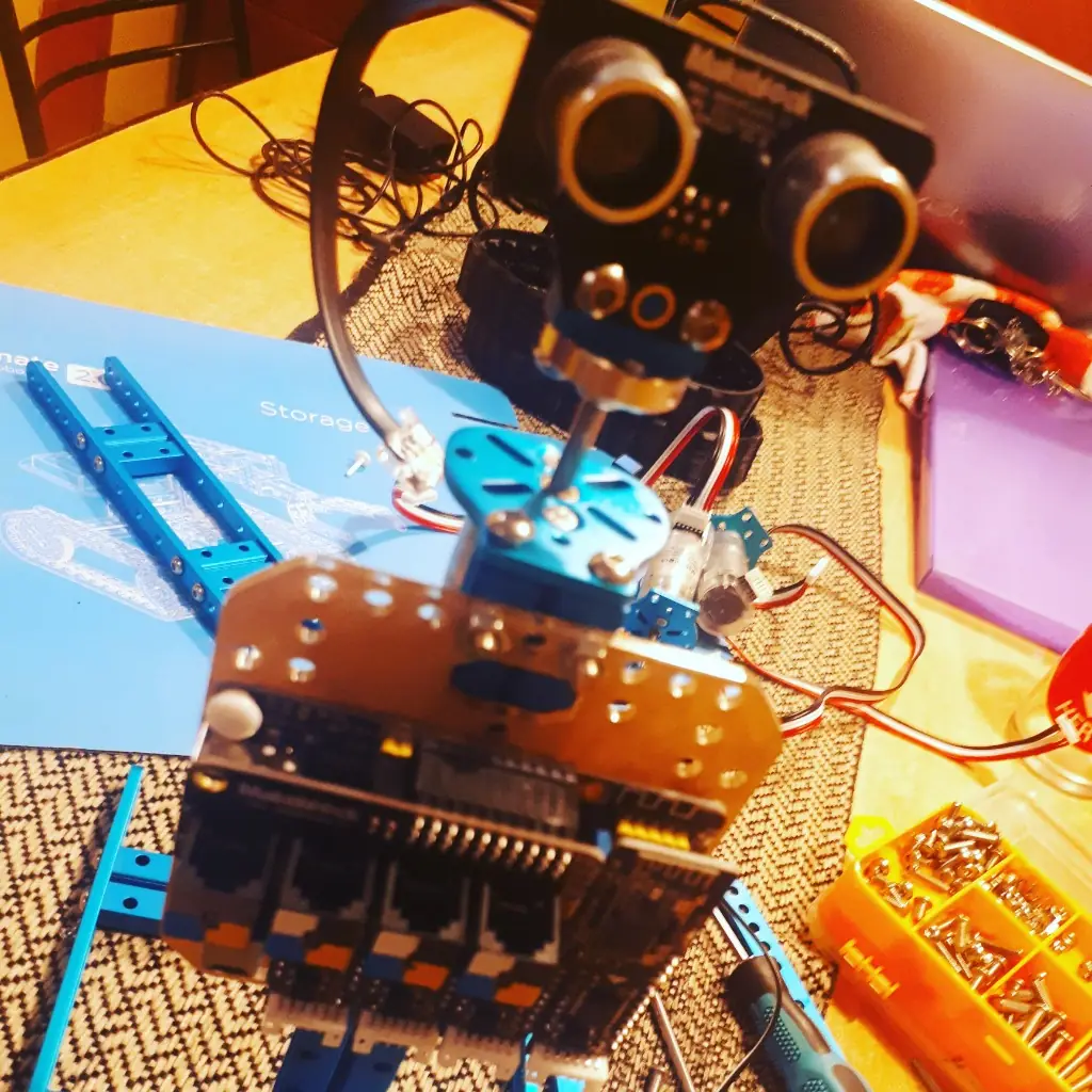 Robot con sensor ultrasónico