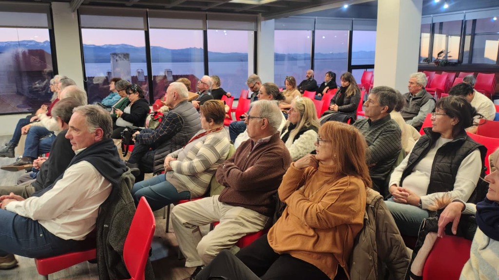 Entrega de reconocimiento al Dr. Granada